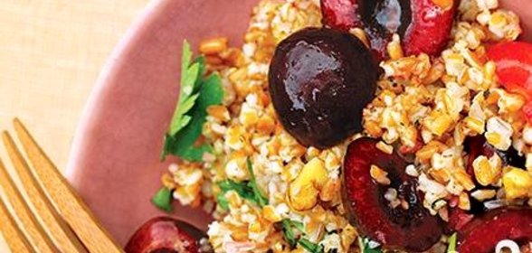 Салат с булгуром и черешней