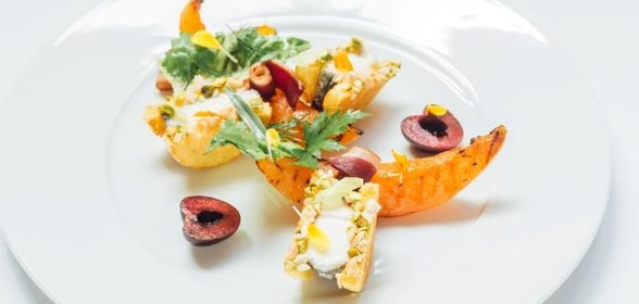 Салат из дыни с копченой уткой и сухофруктами