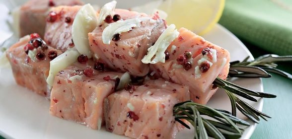 Розмариновые шашлычки из форели с овощным салатом