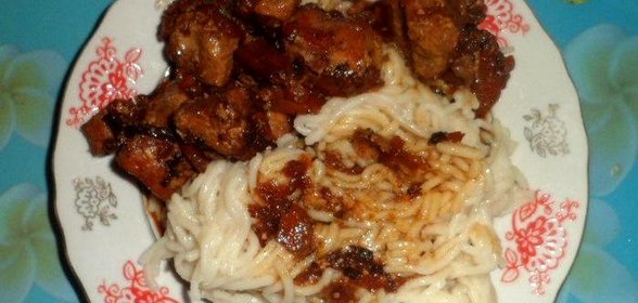 Свиной гуляш с луком и морковью