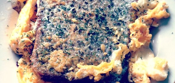 Омлет с гренками и сыром