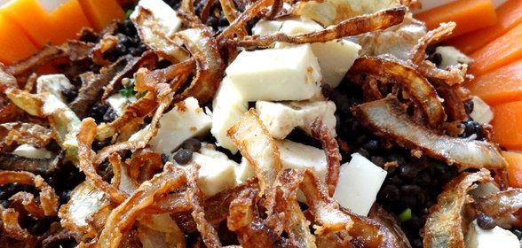 Салат из черной чечевицы «белуги» с козьим сыром и маринованной тыквой
