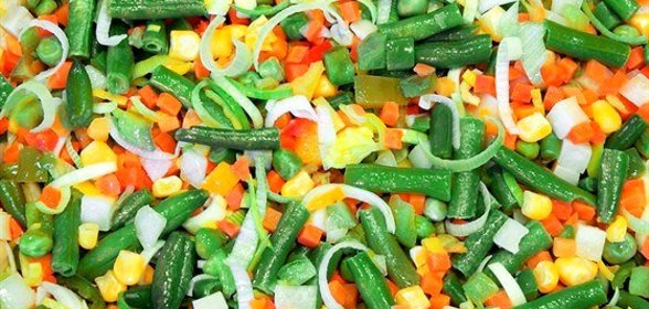 Салат из ячменя, кукурузы, зеленой фасоли и козьего сыра