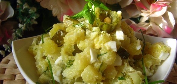 Картофельный салат с малосольным огурцом