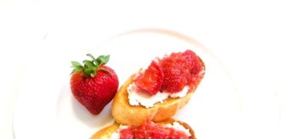 Брускетта с маскарпоне и свежей клубникой