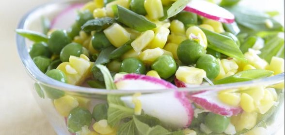 Салат из кукурузы, зеленого горошка и редиски
