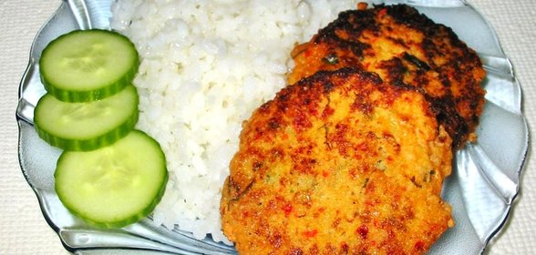 Рыбные котлеты с помидором и перцем