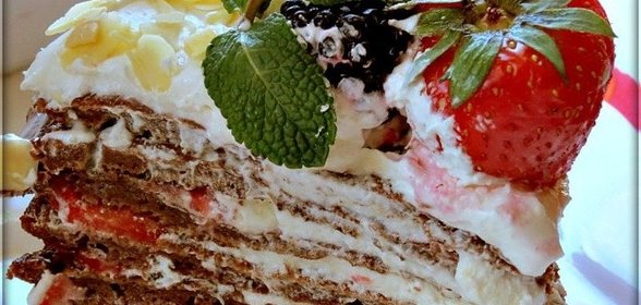 Торт из панкейков с клубникой