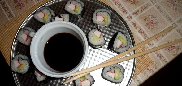 Роллы с крабовыми палочками и огурцом