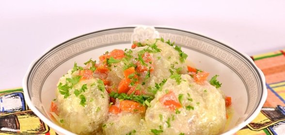 Тефтели из свинины и курицы в панировке из манки в сметанном соусе