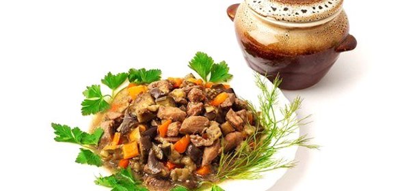 Тушеный свиной окорок с овощами