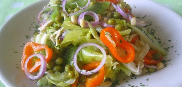 Салат с курицей и киви