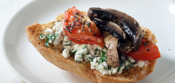Тост с творогом, помидором и грибами