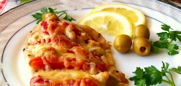 Тилапия запечённая с помидорами под сыром