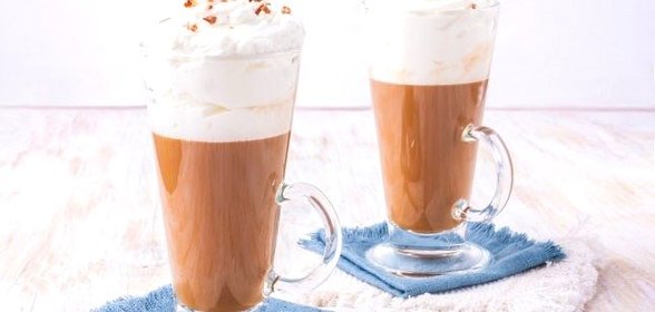 Карамельный чай с молоком и взбитыми сливками