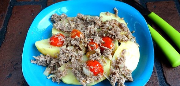 Молодой картофель с мясной подливой