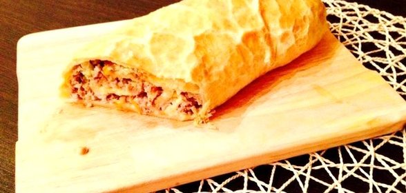 Рулет из слоеного теста с фаршем