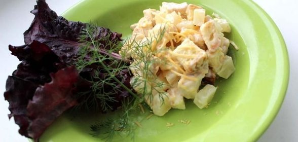 Салат из ананасов курицы и сухариков