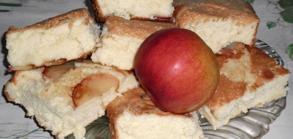 Шарлотка с яблоками из бисквитного теста