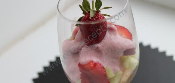 Легкий и вкусный салат с клубникой