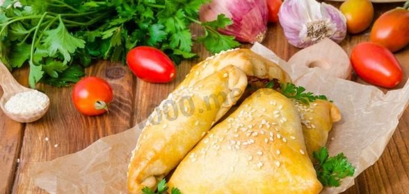 Самса с курицей из слоеного теста