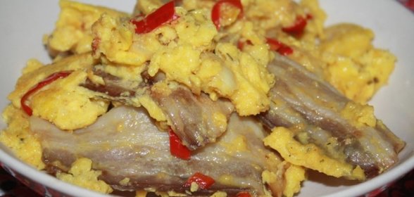 Пышный омлет со свиной грудинкой и луком