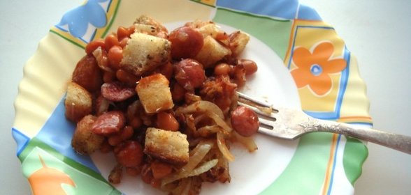 Салат из фасоли в томатном соусе с копчеными колбасками и гренками