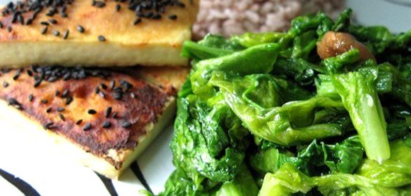 Листовая капуста с жареными кешью и лимонным соком