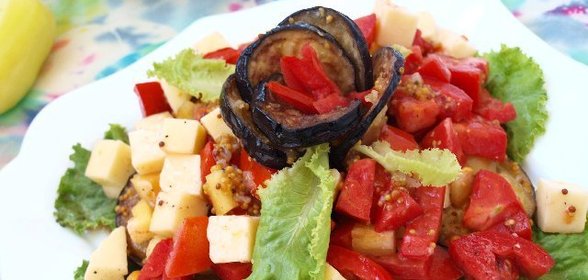 Тёплый салат с баклажанами,перцем и моцареллой