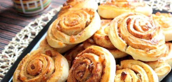 Рулетики с изюмом и корицей