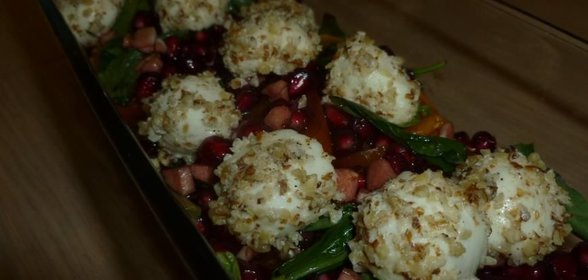 Салат с хурмой, моцареллой и гранатом