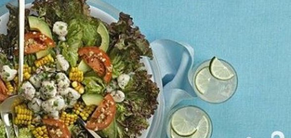 Салат с кукурузой, морскими гребешками и помидорами