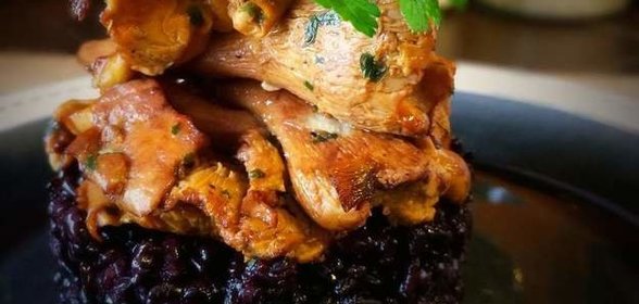 Ризотто из черного риса с лисичками