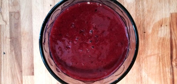 Смузи из черной смородины, банана и нектарина