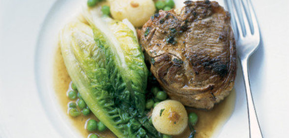 Котлеты из ягненка под мятным соусом с тушеным горохом и салатом