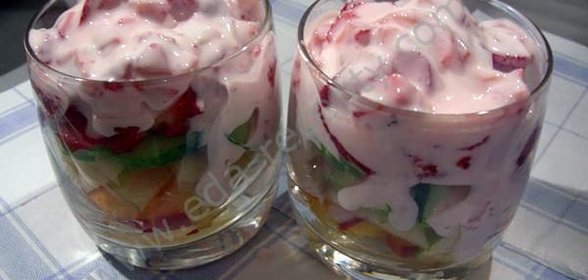 Фруктовый салат с йогуртом