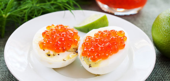 Закуска из яиц с красной икрой