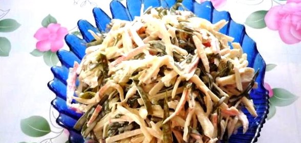 Салат с морской капустой и крабовыми палочками