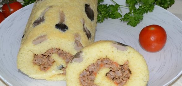 Бисквитный рулет с грибами и мясом