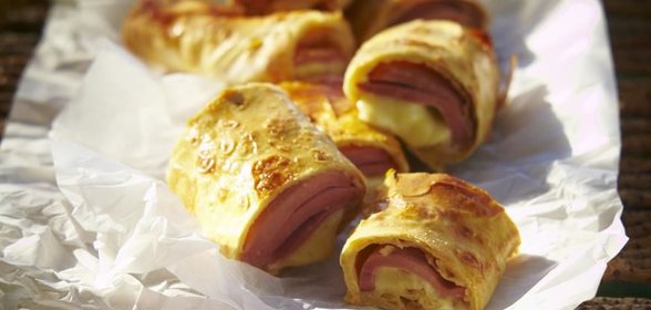 Быстрый рулет с колбасой и сыром