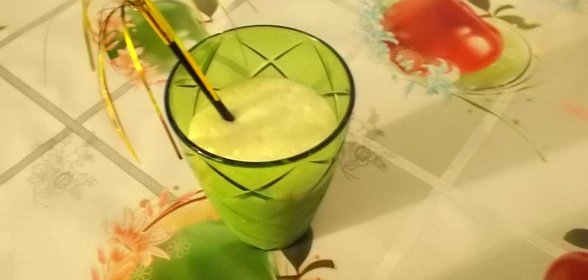 Коктейль молочный с бананом и мёдом