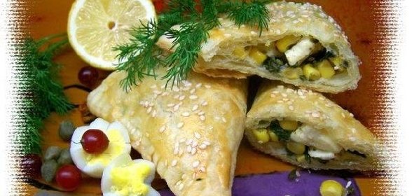 Быстрые слоечки с кукурузой, шпинатом и фетой.