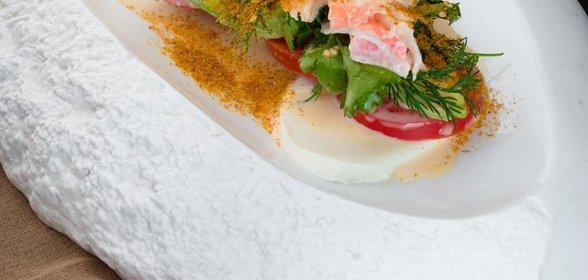 Салат с крабом и икрой боттарга