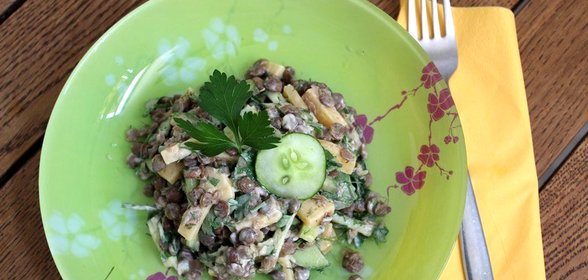 Чечевичный салат с огурцом