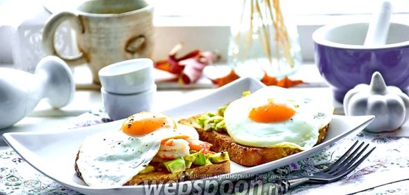 Тосты с авокадо, креветками и жареными яйцами