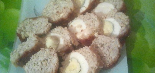 Куриный рулет с вареными яйцами