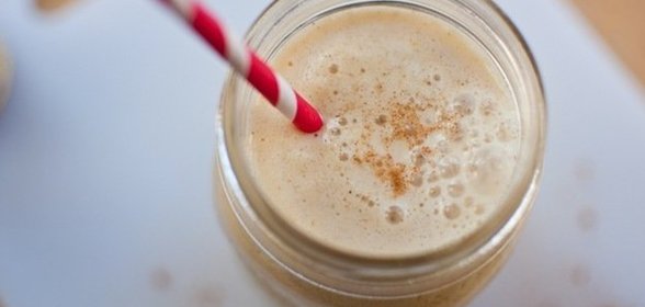 Ванильный смузи с медом и арахисовой пастой