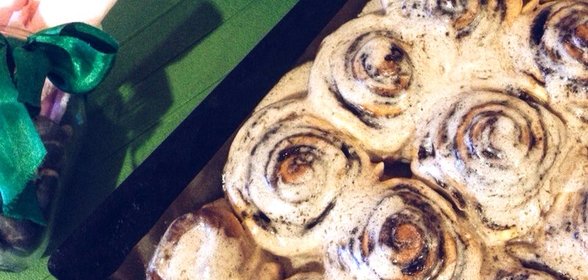 Рулетики с корицей под сырной глазурью