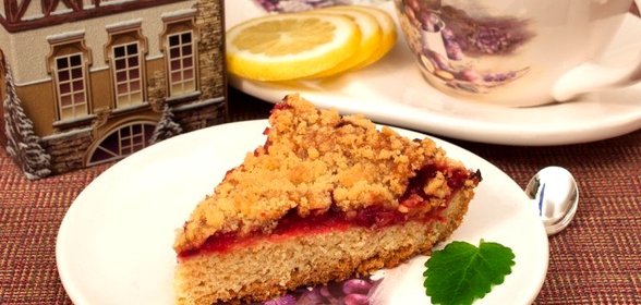 Пирог с брусникой, лимоном и штрейзелем