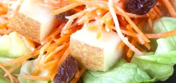 Морковный салат с изюмом и яблоками